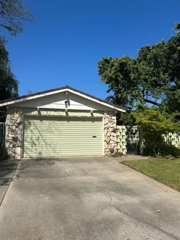 10001 El Pinzon Ct, Rancho Cordova, CA 95670
