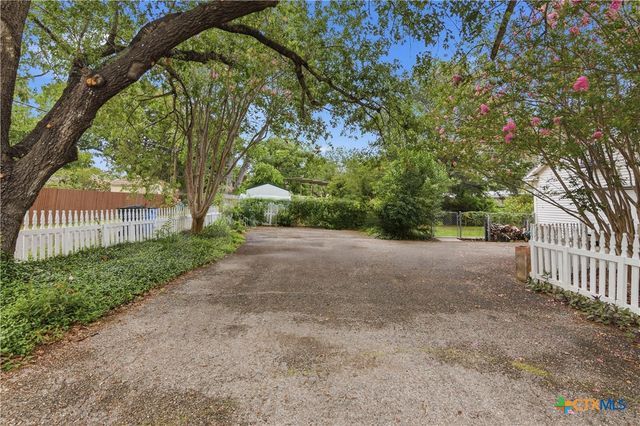 952 Bismark Street, Seguin, TX 78155