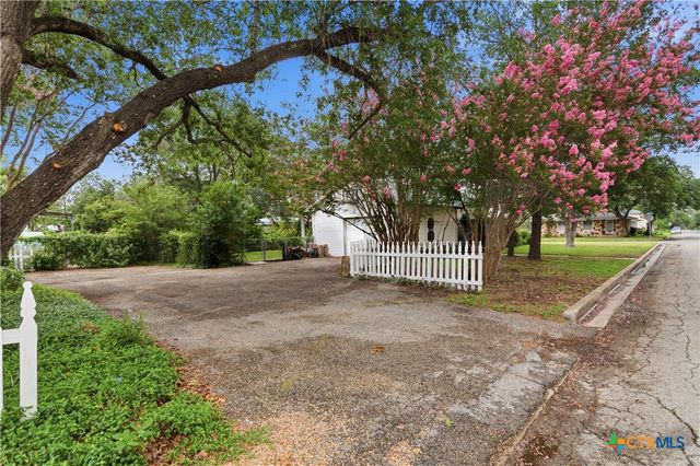 952 Bismark Street, Seguin, TX 78155