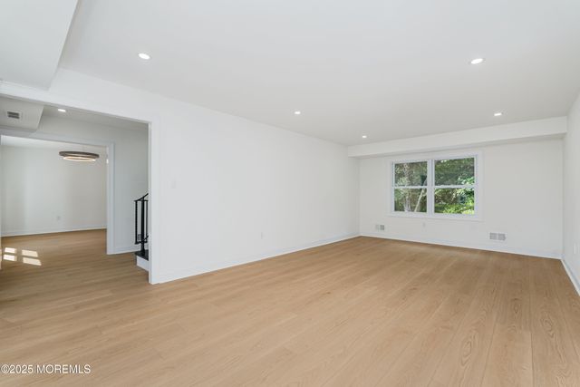 28 Whittier Drive, Manalapan, NJ 07726