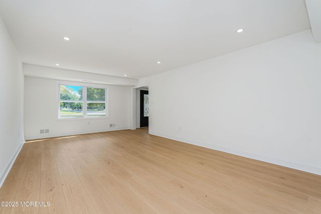 28 Whittier Drive, Manalapan, NJ 07726