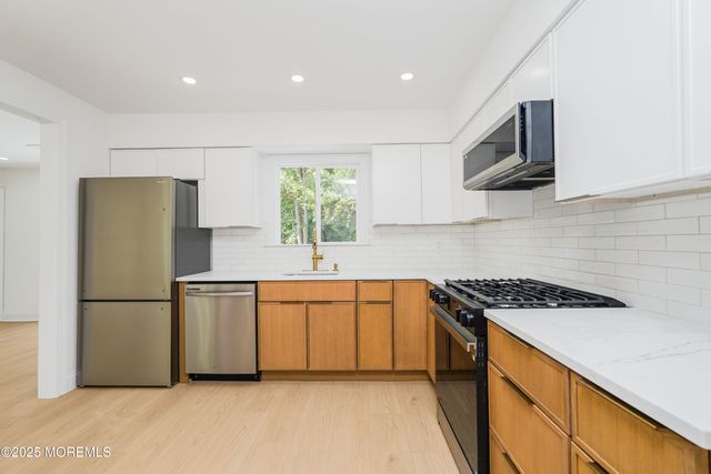 28 Whittier Drive, Manalapan, NJ 07726