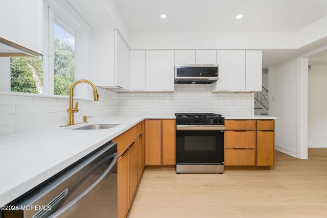 28 Whittier Drive, Manalapan, NJ 07726