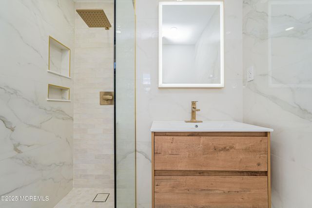 28 Whittier Drive, Manalapan, NJ 07726