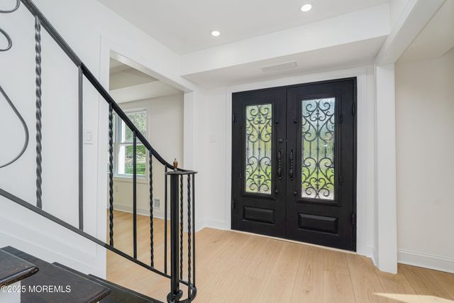 28 Whittier Drive, Manalapan, NJ 07726