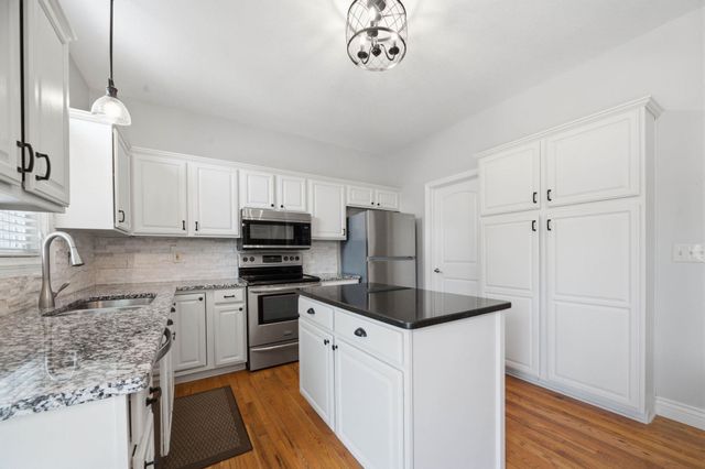 224 N Pinecrest Ct, Andover, KS 67002