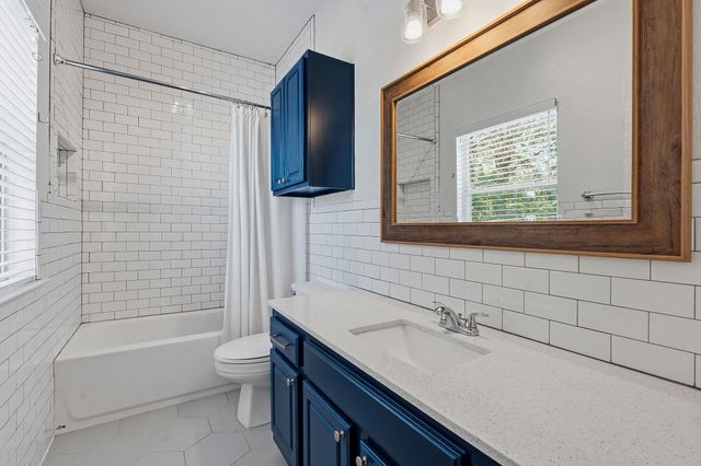 2720 Oak Springs DR, Austin, TX 78702