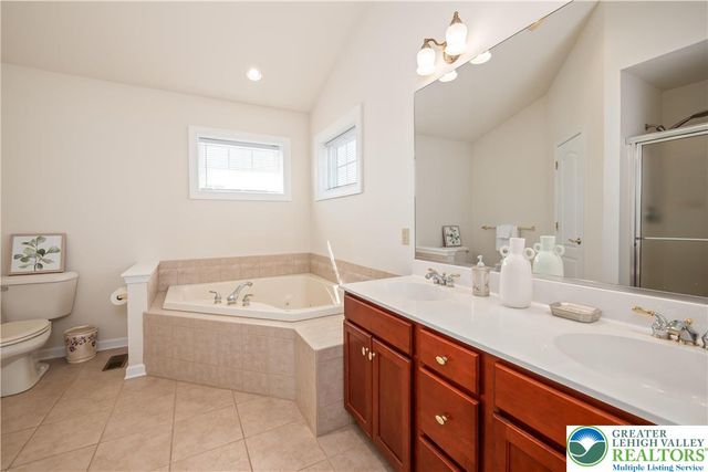 3350 North Bay Hill Drive, Upper Saucon Twp, PA 18034