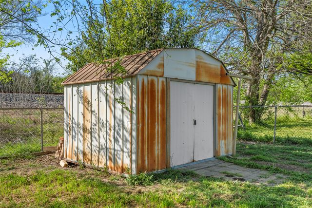 901 N Main Street, West, TX 76691