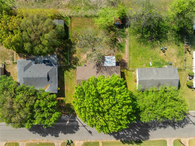 901 N Main Street, West, TX 76691