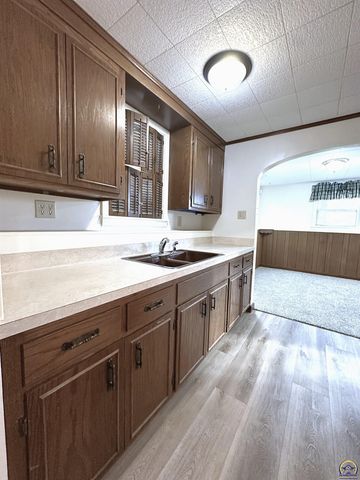 4201 SW Stratford RD, Topeka, KS 66604