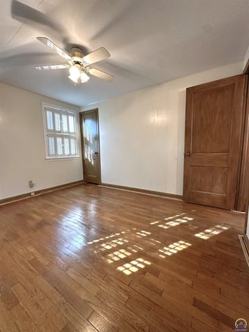 4201 SW Stratford RD, Topeka, KS 66604