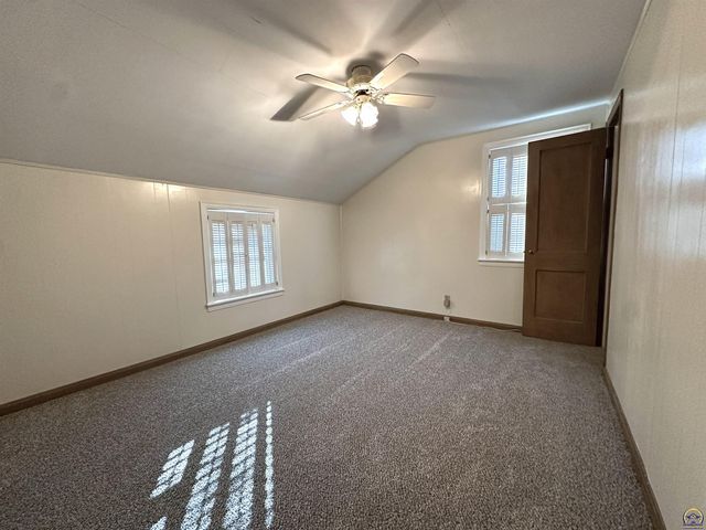 4201 SW Stratford RD, Topeka, KS 66604