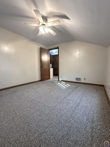 4201 SW Stratford RD, Topeka, KS 66604