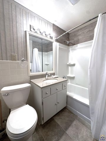 4201 SW Stratford RD, Topeka, KS 66604