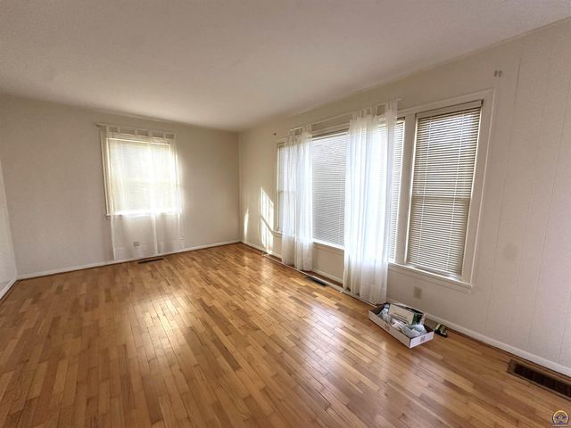 4201 SW Stratford RD, Topeka, KS 66604