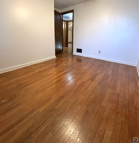 4201 SW Stratford RD, Topeka, KS 66604