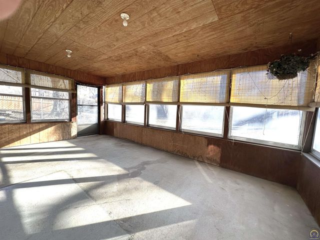 4201 SW Stratford RD, Topeka, KS 66604