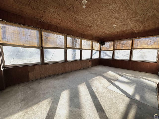 4201 SW Stratford RD, Topeka, KS 66604