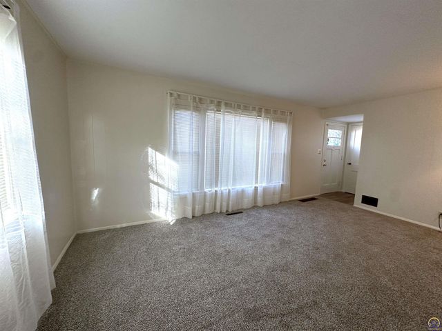 4201 SW Stratford RD, Topeka, KS 66604