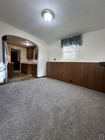 4201 SW Stratford RD, Topeka, KS 66604