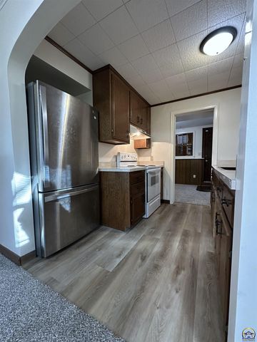 4201 SW Stratford RD, Topeka, KS 66604