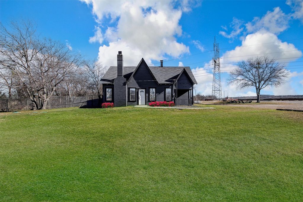 801 S Hampton Road, Crowley, TX 76036