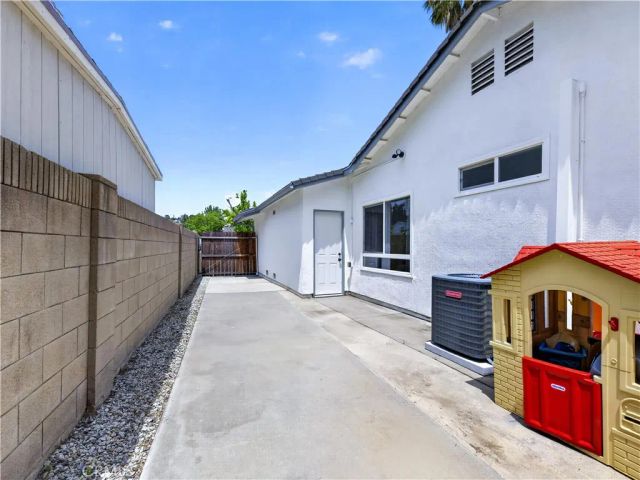 22952 Las Mananitas, Valencia, CA 91354