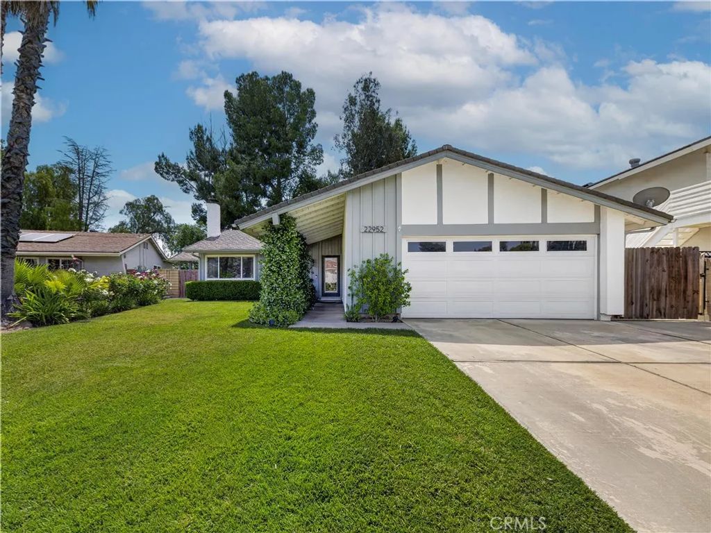 22952 Las Mananitas, Valencia, CA 91354