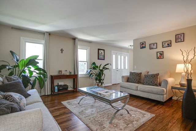 1636 Green River Drive, Schaumburg, IL 60194