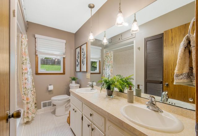 116 Meadow Circle N, Burnsville, MN 55337