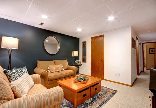 116 Meadow Circle N, Burnsville, MN 55337