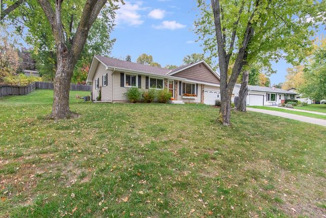116 Meadow Circle N, Burnsville, MN 55337