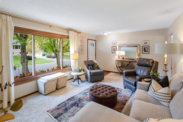116 Meadow Circle N, Burnsville, MN 55337