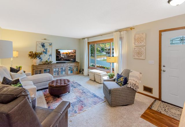 116 Meadow Circle N, Burnsville, MN 55337