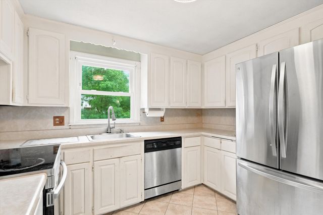 22 Woodbury St, Salem, NH 03079