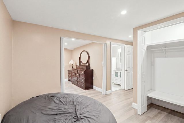 22 Woodbury St, Salem, NH 03079
