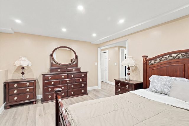 22 Woodbury St, Salem, NH 03079