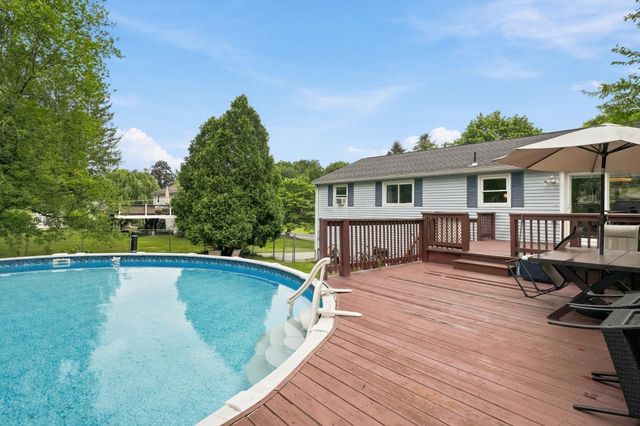 22 Woodbury St, Salem, NH 03079