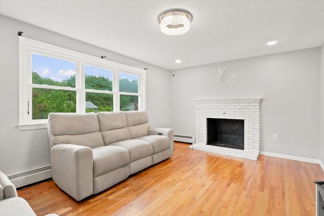 22 Woodbury St, Salem, NH 03079