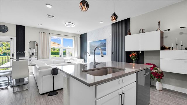 2913 Olivia Ave, Lauderdale Lakes, FL 33311