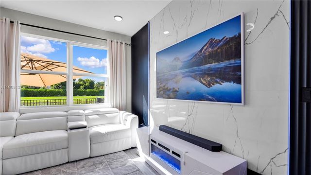 2913 Olivia Ave, Lauderdale Lakes, FL 33311