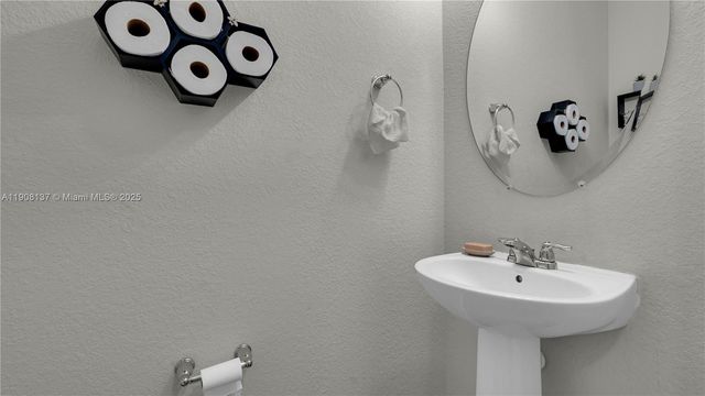 2913 Olivia Ave, Lauderdale Lakes, FL 33311