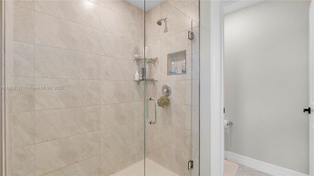 2913 Olivia Ave, Lauderdale Lakes, FL 33311