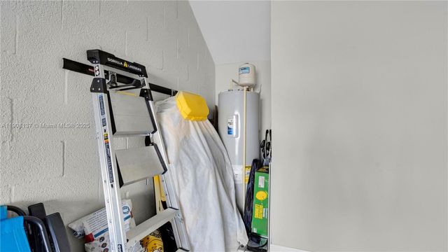 2913 Olivia Ave, Lauderdale Lakes, FL 33311