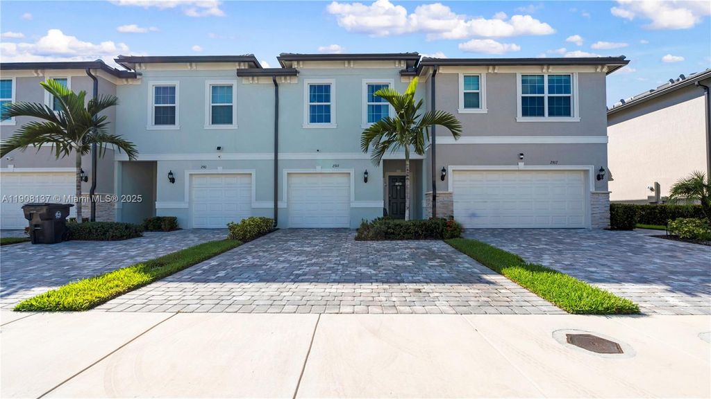 2913 Olivia Ave, Lauderdale Lakes, FL 33311