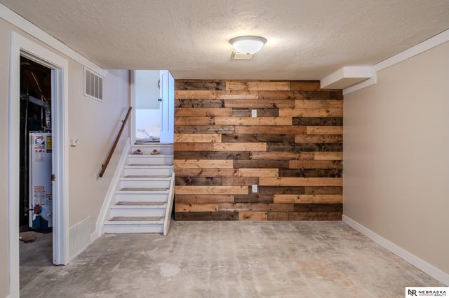 9342 Corby Street, Omaha, NE 68134