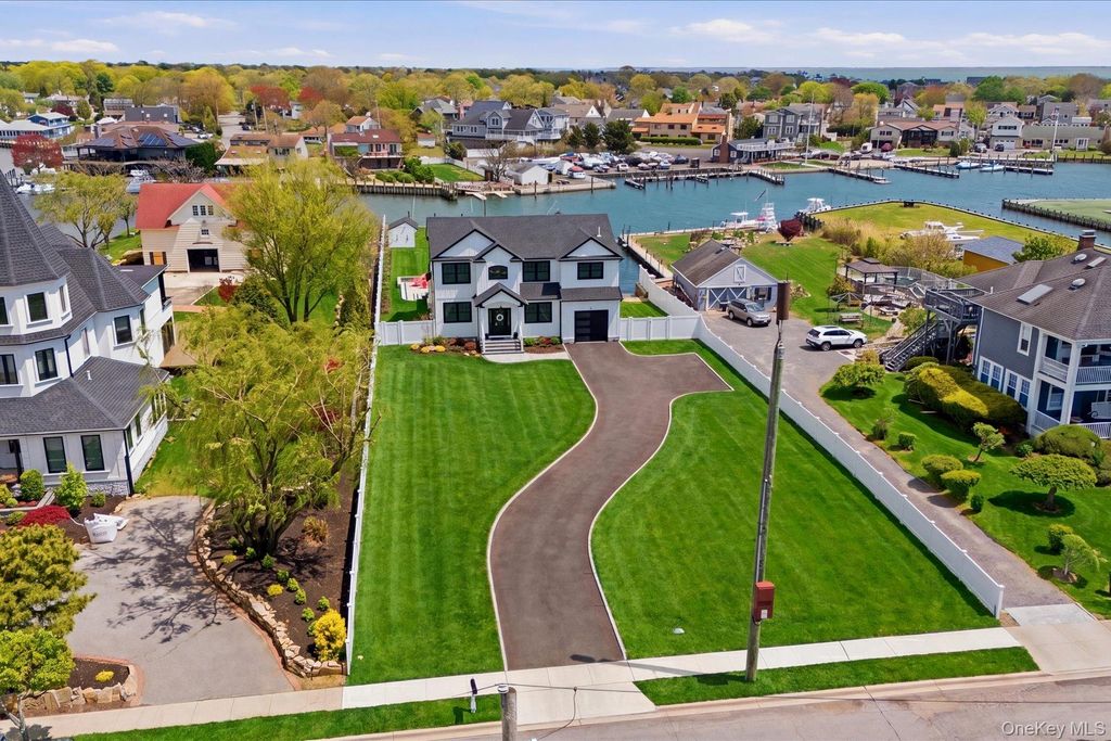 240 Clocks Boulevard, Massapequa, NY 11758 — photo 2