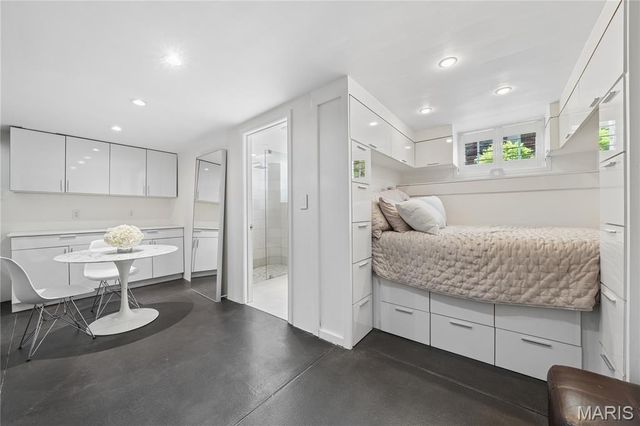 30 Arundel Place, Clayton, MO 63105