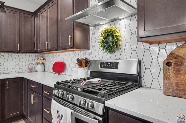 415 North Daylily Dr, Lawrence, KS 66049